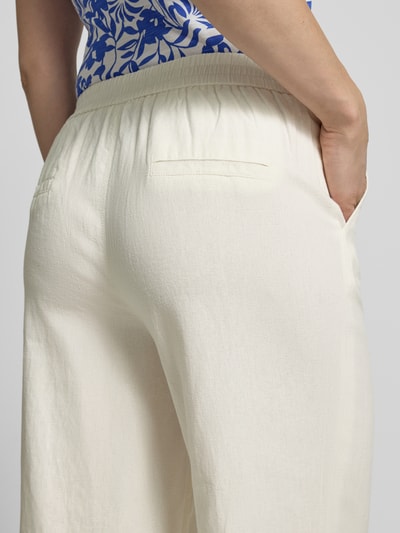 Frauenmodel trägt Leinenhose mit französischen Eingrifftaschen von Betty Barclay, Leinen-Mix mit Viskose-Anteil, Nahaufnahme Rückansicht.