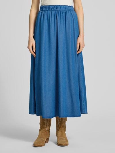 Frauenmodel trägt Maxirock aus Lyocell mit elastischem Bund von Smith and Soul in Denim-Optik, A-Linie, Ganzkörperansicht von vorne.