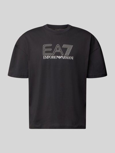 Produktfoto, T-Shirt mit Logo und Rundhalsausschnitt von EA7 Emporio Armani, bawełna, krój regular fit, logo, okrągły dekolt, długość tyłu w rozmiarze M: 68 cm, kolor czarny, gładka faktura, proste krótkie rękawy