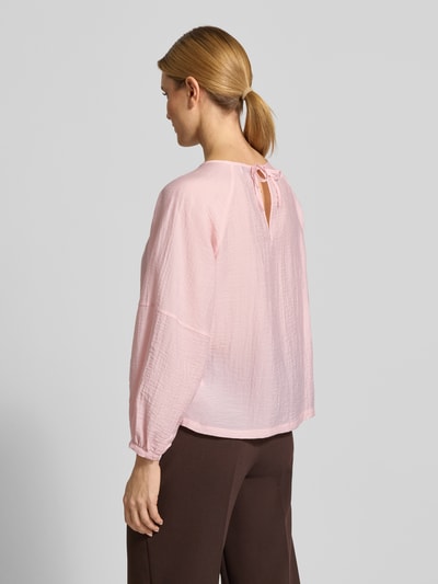 Modelka kobieca ma na sobie różowe blusenshirt z lyocell-mix, luźny krój, raglanowe rękawy, OPUS Blusenshirt mit Raglanärmeln Modell 'Fibiza', długość tyłu 59 cm, długość rękawa 66 cm, widok całej sylwetki z tyłu.