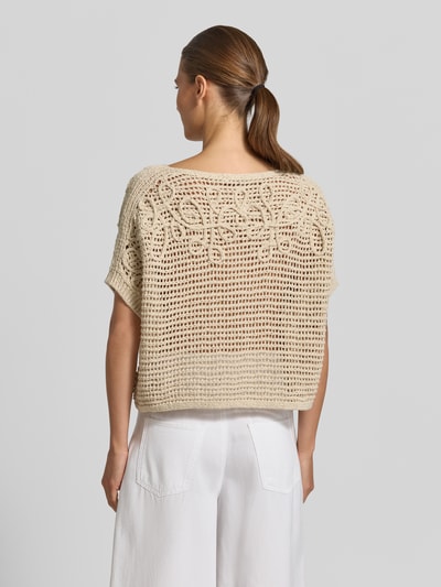 Vrouwenmodel draagt Strickpullover mit U-Boot-Ausschnitt und 1/2-Arm van Oui in beige katoenmix, relaxed fit, ruglengte maat 36: 45 cm, mouwlengte 4 cm, totale achteraanzicht