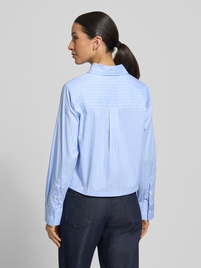 Frauenmodel trägt Boxy Fit Hemdbluse aus Baumwoll-Mix von s.Oliver BLACK LABEL, Optik:Allover-Muster, Cropped, Rückenansicht.