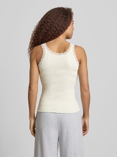 Vrouwenmodel draagt Slim Fit Tank Top uit bio-baumwoll-mix model 'SARA' van Only, effen kleuren, details van kant, fijnribtextuur, ganzkörperansicht rückansicht.