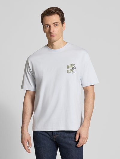 Mannelijk model draagt T-shirt uit katoen Model 'PETER' van MCNEAL, recht model, ronde hals, ruglengte maat M 66 cm, voorkant bovenlichaam close-up.