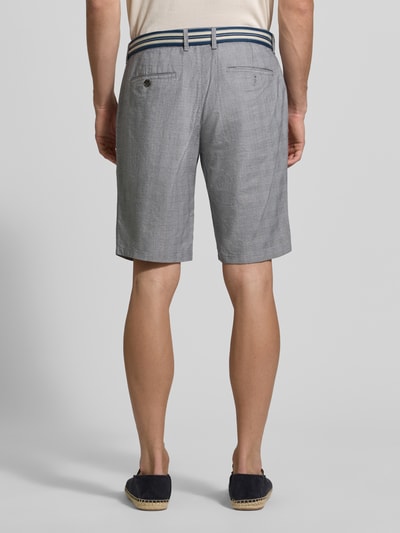 Männermodel trägt Bermudas mit französischen Eingrifftaschen und Gürtel von Christian Berg Men, Baumwoll-Mix mit Stretch-Anteil, Straight, Bundweite 45 cm, Innenbeinlänge 29 cm, Ganzkörperansicht Rückansicht.