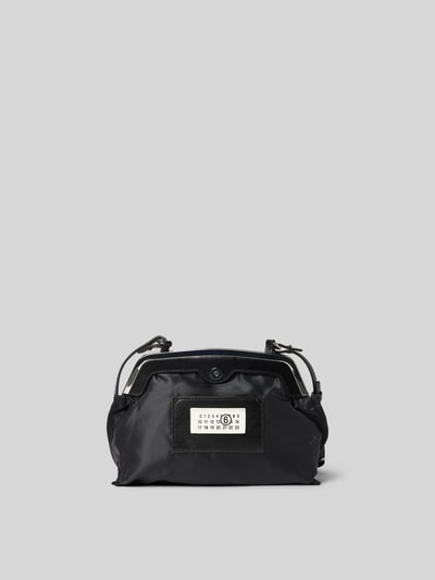 Produktfoto, Pochette mit Magnetverschluss von MM6 Maison Margiela in Schwarz mit Label-Patch, glattem Design und Motiv-Print, Hauptfach, verstellbarer Schulterriemen, Maße 25 cm Breite, 20 cm Länge, 9 cm Tiefe