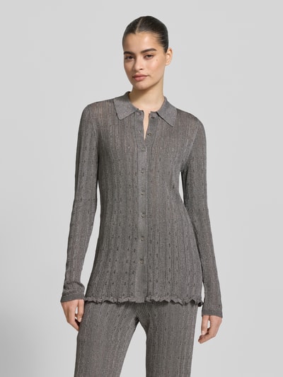 Frauenmodel trägt Strickshirt mit Polokragen und durchgehender Knopfleiste von Jake*s Collection, Material-Mix mit Viskose-Anteil, Slim-Fit, Ganzkörperansicht von vorne.