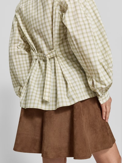 Frauenmodel trägt Relaxed Fit Hemdbluse aus Baumwoll-Mix von Samsøe Samsøe mit Karomuster in Beige-Grün, langärmelig, Rückansicht, Detailaufnahme, elastischer Baumwoll-Mix, 1-Knopf-Manschetten, leicht überschnittene Schultern, Rückenlänge 70 cm, Ärmellänge 66 cm.