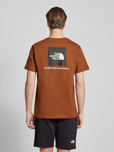 The North Face T-shirt z nadrukiem z logo model ‘REDBOX’ Średniobrązowy 5