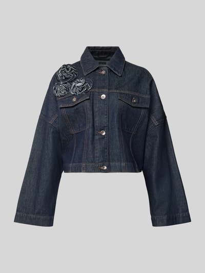 Produktfoto, Cropped Jeansjacke aus reiner Baumwolle von DRYKORN in Dunkelblau mit floralen Applikationen, lockere Passform, Umlegekragen, Knopfleiste und Brusttaschen; strukturierte Denim-Optik, klare Nähte, Modell für Damen