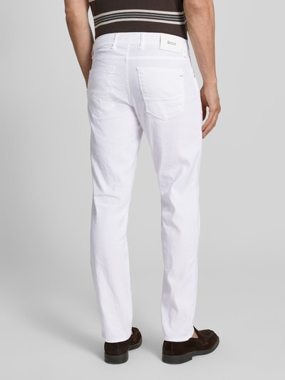 Mannelijk model draagt Regular Fit Stoffhose aus Baumwoll-Leinen-Mix Modell 'CADIZ' van Brax, wit, vijf zakken, label patch, logo applicatie, riemlussen, knoop- en ritssluiting, unikleuren, katoen-linnen-mix, volledige lichaamsweergave achteraan.