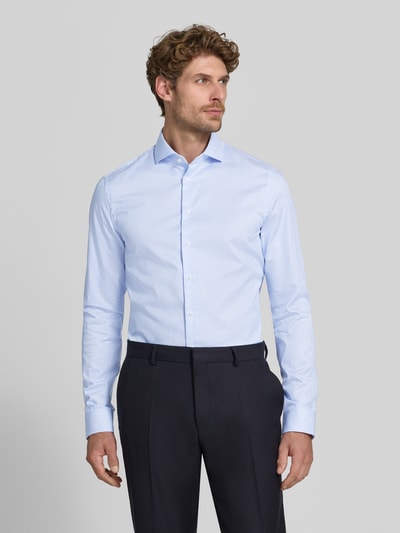 Männermodel trägt Slim Fit Businesshemd mit extra langem Arm von Jake*s in Hellblau mit feiner Struktur, Ganzkörperansicht von vorne.