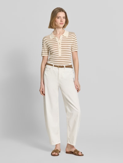 Frauenmodel trägt Barrel Jeans im 5-Pocket-Design Modell 'MARI Clear' von OPUS PANTS aus cremefarbenem Baumwoll-Mix, Ganzkörperansicht von vorne.