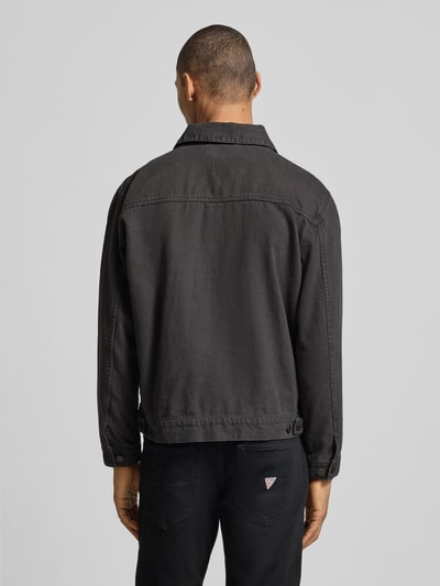 Männermodel trägt Jeansjacke mit borstzakken Model 'RONNY' van khujo, puur katoen, regular fit, effen zwart, ganzkörperansicht rückansicht.