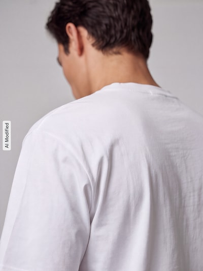 Männermodel trägt Regular Fit T-Shirt aus reiner Baumwolle Modell 'Niviotee' von HUGO in Weiß mit Label Print, Nahaufnahme Rückenansicht, KI-modifiziertes Bild.