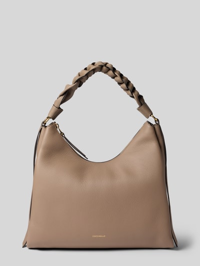 Produktfoto, Handtasche mit Logo-Print Modell 'Grana' von Coccinelle in Taupe, Flecht-Trageriemen, geteiltes Hauptfach, strukturierte Lederoptik
