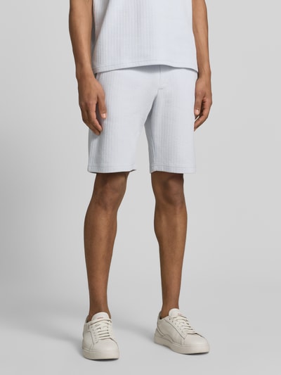 Männermodel trägt Regular Fit Shorts mit Tunnelzug von MCNEAL, Baumwoll-Mix, hell, strukturierte Oberfläche, Ganzkörperansicht von vorne.