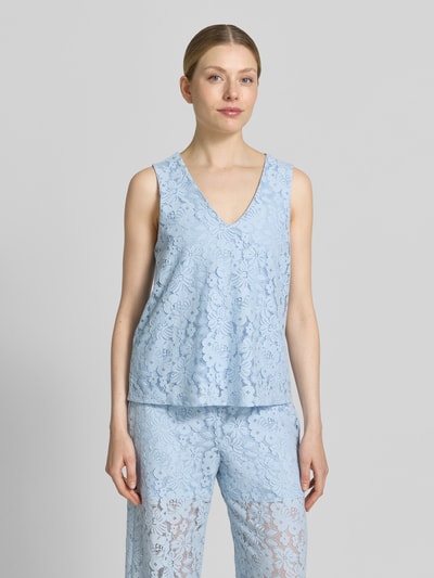 Frauenmodel trägt Regular Fit Trägertop aus Baumwoll-Mix Modell 'HONEY' von Vero Moda, Optik: Unifarben, Spitzen-Muster, V-Ausschnitt, breite Träger, Materialverarbeitung: Spitze, Farbe hellblau, Ganzkörperansicht von vorne.