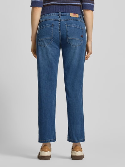 Frauenmodel trägt Straight Fit Jeans mit Eingrifftaschen von Buena Vista, blaue Cropped Damenjeans aus Baumwoll-Mix, Rückansicht Ganzkörperansicht.