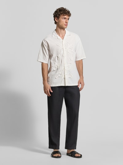 Männermodel trägt Leinenhose mit Eingrifftaschen Modell 'KARL LAWRENCE' von Jack & Jones Premium in Schwarz, Straight Fit, reine Leinenstruktur, mit Elastischer Bund, Knopf-Reißverschluss, französische Eingrifftaschen, Gesäßleistentaschen, Bundweite 42 cm, Innenbeinlänge 75 cm, Ganzkörperansicht von vorne.