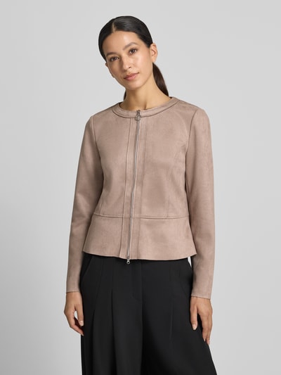 Frauenmodel trägt Regular Fit Kurzblazer in Lederoptik Modell 'NOS JULI' von Betty Barclay, beige, glatte Textur, Ganzkörperansicht von vorne. Damen Kurzblazer von Betty Barclay.