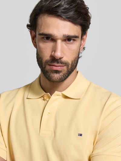 Männermodel trägt Regular Fit Poloshirt mit Stitching van Christian Berg Men, puur katoen, knoopsluiting, Nahaufnahme Oberkörper.