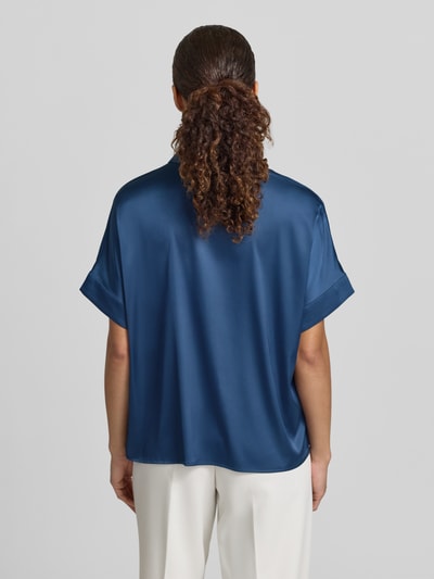 Frauenmodel trägt Regular Fit Bluse mit Hemdblusenkragen von Zero, Material-Mix mit Stretch, in Blau, glatte Textur, Ganzkörperansicht Rückansicht.