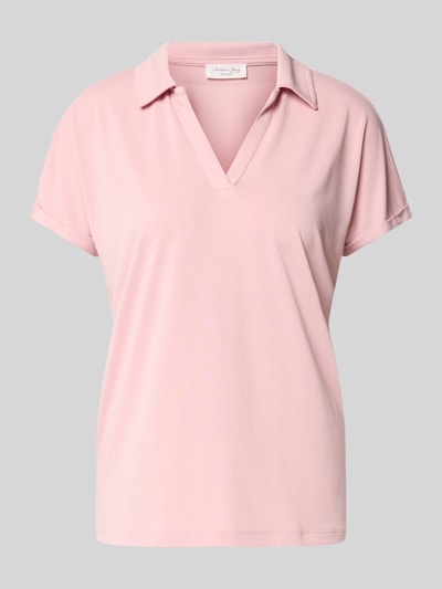 Produktfoto, Regular Fit Poloshirt aus Modal-Mix von Christian Berg Woman in zartem Rosa mit V-Ausschnitt und kurzen Ärmeln, glatte Oberfläche. Damen Poloshirt, Rückenlänge bei Größe S: 46 cm.