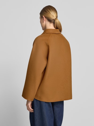Vrouwenmodel draagt Cabanjacke met doppelreihiger Knopfleiste van Smith and Soul in wolmix met viscose, loose fit, Kentkraag, zijkant steekzakken, trompetmouwen, ruglengte 69 cm bij maat S, schouderbreedte 39 cm, borstwijdte 64 cm, mouwlengte 61 cm, geheel van achteren.