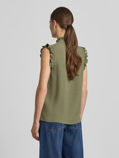 Vrouwenmodel draagt Regular Fit Blusentop met Leinen-Anteil model 'VIVA' van Selected Femme, look: effen, mouwloos, opstaande kraag met ruches, V-hals, verdekte knoopsluiting, ruches op schouders, regular fit pasvorm, Ganzkörperansicht Rückansicht.