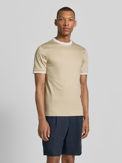 Männermodel trägt Slim Fit T-Shirt aus reiner Baumwolle Modell 'H-TESSLER 238' von BOSS, Optik: Unifarben, Kontrastnähte, Rundhals, Kurzarm, Material: reine Baumwolle, Ganzkörperansicht von vorne.