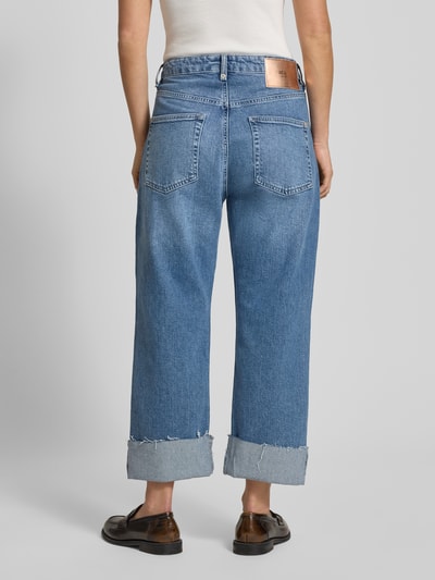 Frauenmodel trägt Baggy Jeans mit 5-Pocket-Design von MAC aus blauem Baumwoll-Lyocell-Mix mit Stretch-Anteil, lockerer Schnitt, Knopf- und Reißverschluss, sichtbare Bundweite und Innenbeinlänge, Ganzkörperansicht Rückansicht.