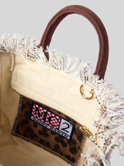 Produktfoto, Handtasche mit Fransen und Label-Print Modell 'VANITY MINI' von MC2 Saint Barth aus bawełny, wnętrze z motywem panterki, frędzle, kieszeń, szerokość w rozmiarze 1: 19 cm, długość 17 cm, głębokość 10 cm, długość paska 74 cm, kolor ecru i brąz, tekstura tkaniny