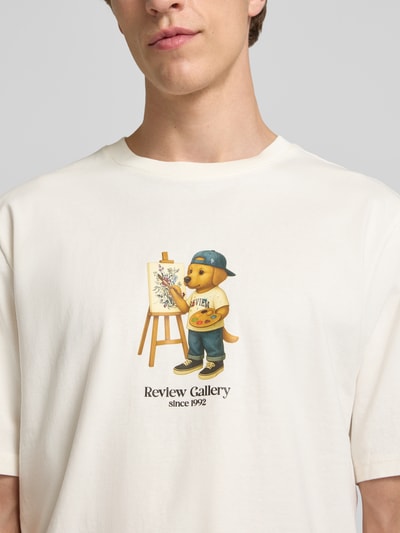 Männermodel trägt T-Shirt mit Motiv-Print von REVIEW in Weiß, Reine Baumwolle, Regular-Fit, Rundhalsausschnitt, Nahaufnahme Oberkörper.