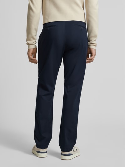 Mannenmodel draagt broek met achterzakken Model 'Evans' van BRAX in blauw, katoenmix met stretch, slim fit, volledige achteraanzicht.