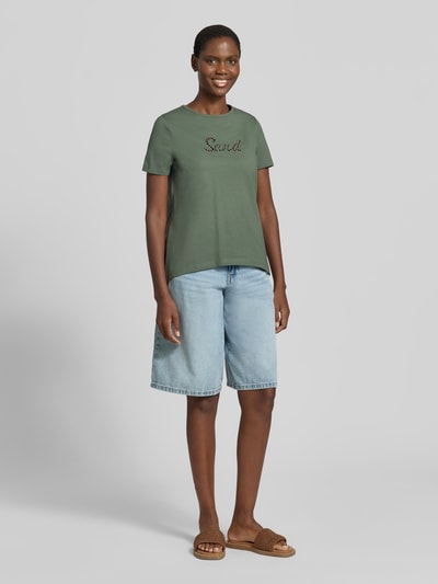 Kobiece modelka nosi damski t-shirt Regular Fit T-Shirt aus reiner Baumwolle Modell 'MIRANDA' od Vero Moda, efekt: jednolity kolor, haft angielski, okrągły dekolt, krótki rękaw, dżersej, wykonany z czystej bawełny, widok całej sylwetki z przodu.