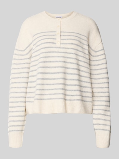 Produktfoto, Relaxed Fit Pullover in Strick-Optik von REVIEW, cremefarben mit grauen Streifen, Henley-Kragen, überschnittene Schultern, Damenpullover