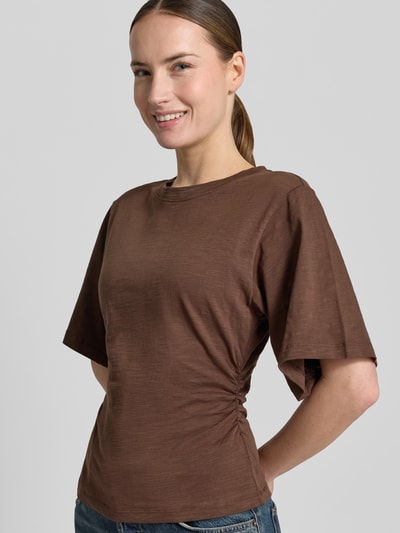 Vrouwenmodel draagt T-Shirt met 1/2-Arm und Raffungen van Jake*s Casual in bruin, pure katoen, ronde hals, aansluitende fit, zijaanzicht bovenlichaam