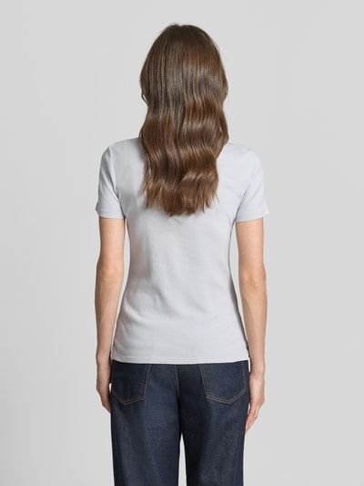 Frauenmodel trägt Regular Fit Poloshirt aus reiner Baumwolle von Tom Tailor, unifarben, kurzarm, Jersey, Ganzkörperansicht Rückansicht.