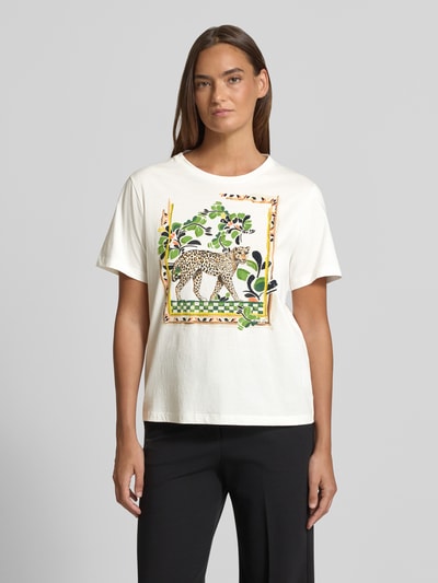 Modelka kobieca nosi T-Shirt mit Motiv-Print von Marc Cain z czystej bawełny, krój regular fit, motyw print, perły, okrągły dekolt, długość pleców w rozmiarze 36: 60 cm, przód w całości, neutralne kolory, prosty fason