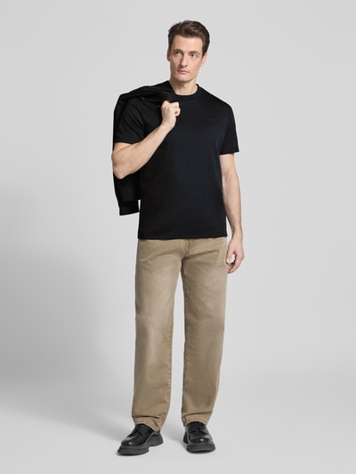 Mannenmodel draagt T-Shirt met Rundhalsausschnitt van CK Calvin Klein, katoenmix, regular fit, zwart, ruglengte maat M 69 cm, volledige vooraanzicht.