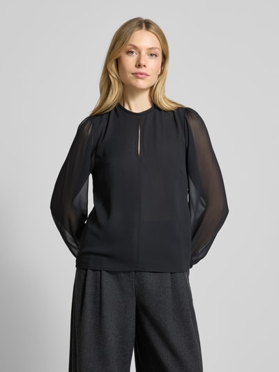 Vrouwenmodel draagt Bluse mit Rundhalsausschnitt van Rinascimento, los model, zwarte stof, lange mouwen, voorkant, borst-nahaufnahme.