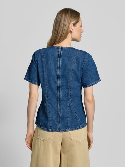 Frauenmodel trägt Jeansshirt mit Rundhalsausschnitt Modell 'Turige Alena' von MSCH Copenhagen aus Reine Baumwolle im Slim-Fit, Rückenlänge bei Größe S 58 cm, Ärmellänge 22 cm, kräftiges Jeansblau, sichtbare Nähte, glatte Textur, Ganzkörperansicht Rückansicht.
