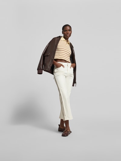 Frauenmodel trägt Bootcut Fit Jeans in verkürztem Design von Rabanne aus Reine Baumwolle im 5-Pocket-Design, cremefarben, Ganzkörperansicht von vorne.