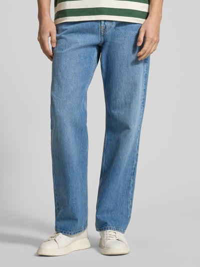 Mannenmodel draagt Jeans im Used-Look Modell 'Type 2' van Wood Wood, relaxed fit, puur katoen, blauwe tint, vijfzak, voorkant, detailopname.