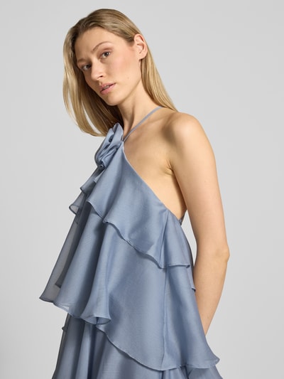 Vrouwenmodel draagt 'Abendkleid mit Volants' van Swing, lichtblauw, laagjeslook met volants, halter, vetersluiting, nahaufnahme bovenlichaam.