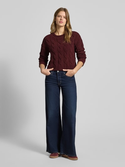 Frauenmodel trägt Regular Fit Strickpullover mit Zopfmuster Modell 'ELLY' von Only, unifarben, cropped, Rundhals, Ganzkörperansicht von vorne