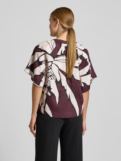 Frauenmodel trägt Boxy Fit Leinenbluse im Allover-Look von Christian Berg Woman, V-Ausschnitt, lockerer Schnitt, Rückansicht, Ganzkörperansicht.