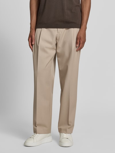 Männermodel trägt Stoffhose mit Bügelfalten und Eingrifftaschen von MCNEAL, Material-Mix mit Viskose-Anteil, Loose-Fit, Nahaufnahme Oberkörper.