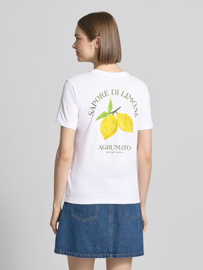 Frauenmodel trägt Damen T-Shirt Regular Fit T-Shirt aus reiner Baumwolle Modell 'KITA' von Only, Optik: Unifarben, Motiv-Stitching, Jersey, Kurzarm, Rundhals, Material: reine Baumwolle, Rückansicht Ganzkörperansicht.
